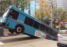 لحظة سقوط حافلة ركاب في حفرة كبيرة