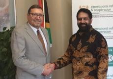 السفير الفلسطيني لدى جمهورية افريقيا برفقة مسؤول افريقي