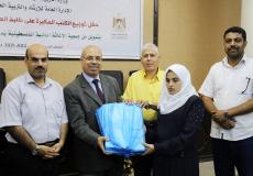 غزة: التعليم توزع كتباً مكبرة للطلبة "ضعاف البصر"