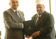 وزير الأوقاف والشؤون الدينية والرئيس التنفيذي لمجموعة الاتصالات يوقعان إتفاقية تعاون
