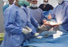 طاقم طبي بمستشفى غزة الأوروبي يُجري عملية مُعقدة لأحد مُصابي مسيرات العودة