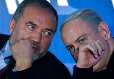 بنيامين نتنياهو رئيس الوزراء الاسرائيلي ووزير امنه افيغدور ليبرمان يناقشات التطورات في غزة