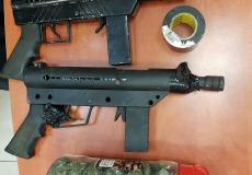 ضبط سلاح ومخدرات في مجمع سيارات بالرامة