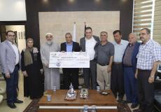 رئيس الغرفة التجارية طارق شاور يسلم  شيكا بمبلغ 30 ألف شيقل للجنة الزكاه المركزية/ قلقيلية