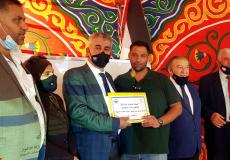 وزير الحكم المحلي يسلم رخص البناء