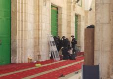 الاحتلال يقمع ويحاصر المصلين في المسجد الأقصى