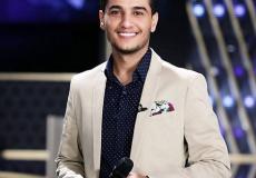 محمد عساف في صورة تجمعه مع أصغر معجباته