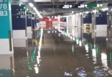 الطقس يعطّل الدراسة والعمل بالوزارات في الكويت