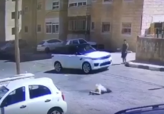 شاهد: حادث دهس مروع يصيب طفلتين في رام الله