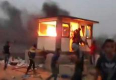 المتظاهرون الفلسطينيون اقتحموا موقع كرم أبو سالم العسكري وأضرموا النار بمعدات جيش الاحتلال