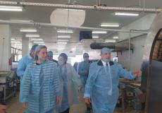 مصانع سرايو الوادية تطلع وفدًا هولنديًا على آلية سير عملها بغزة
