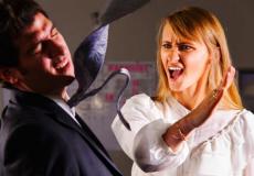 إمرأة تضرب زوجها