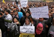 اعتصام سابق للموظفين العموميين احتجاجا على عدم صرف رواتبهم -ارشيف-