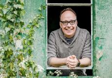 الروائي البريطاني مارك داوسون