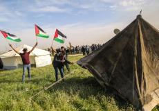 شبان يشاركون بنصب الخيام تحضيراً لمسيرة العودة