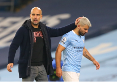 غوارديولا (يسار) بعد تبديل أغويرو بمباراة آرسنال