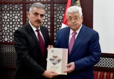  الرئيس محمود عباس، أثناء تسلمه التقرير السنوي لهيئة التدريب العسكري
