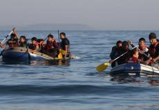 مهاجرون يستقلون قوارب مطاطية في عرض البحر - أرشيفية