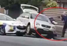 الشرطي أثناء قبضه على منفذ هجوم نيوزيلندا الارهابي