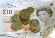 انخفاض الجنيه الاسترليني والدولار