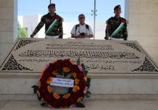 وفد برلماني تشيلي يضع اكليلا من الزهور على ضريح عرفات
