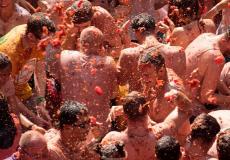 آلاف المحتفلين بمهرجان الطماطم في إسبانيا