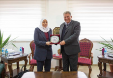  وزير شؤون المرأة د. آمال حمد تزور رئيس جامعة القدس عماد أبو كشك
