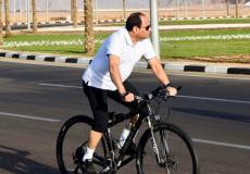 الرئيس المصري يقود دراجة هوائية في شرم الشيخ