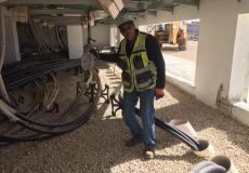 الطواقم الفنية والهندسية تنتهي من تركيب 16 مغذياً كهربائياً في محطة قلنديا