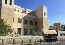 محكمة الاحتلال الاسرائيلي في القدس قررت تمديد توقيف الموظف بالقنصلية الفرنسية بتهمة تهريب أسلحة من غزة للضفة