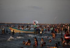 مصطافون على شاطئ بحر غزة