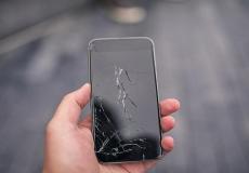 هاتف ذكي بشاشة مكسورة- تعبيرية