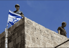 مستوطنون يرفعون العلم الاسرائيلي على منزل فلسطيني -أرشيف-