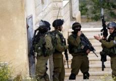 الاحتلال يداهم عددا من بيوت المواطنين في الخليل