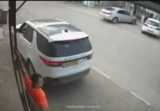 انزلاق سيارة في الجليل وفيديو يوثق منع شاب للوقوع كارثة