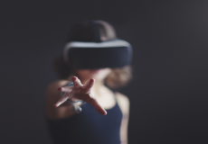 كورية تلتقي مع ابنتها افتراضياً