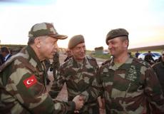 الرئيس التركي بالزي العسكري على حدود سوريا