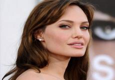 النجمة العالمية أنجلينا جولي