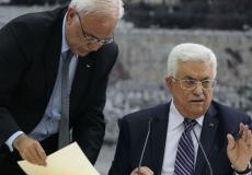 صائب عريقات أمين سر اللجنة التنفيذية لمنظمة التحرير بجوار الرئيس الفلسطيني محمود عباس -ارشيف-