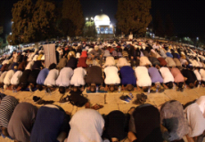 أكثر من 100 ألف مصل يؤدون  العشاء والتراويح بالأقصى