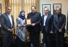 صيدم يلتقي فريق برنامج مهارات اللغة الإنجليزية ويكرم معلمة متميزة