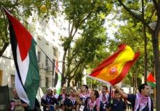 فلسطينيون يرفعون العلمين الاسباني والفلسطيني 
