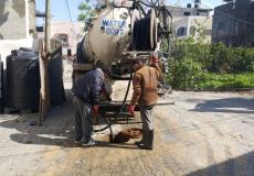 بلدية جباليا تعالج  مشكلة صرف صحي 