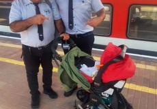 صورة الرضيعة برفقة الشرطة