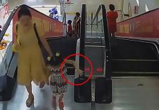 طفلة ووالدتها في مركز تجاري