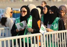 نساء سعوديات يحضرن مباراة كرم قدم بالملعب