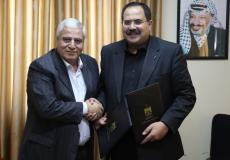 وزير التعليم صبري صيدم  ومدير جمعية الصديق الطيب ماجد علوش