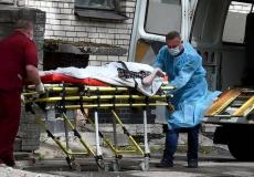 مسعفان في روسيا بمواجهة فيروس كورونا 