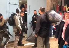 الاحتلال يحرر مخالفات ويستولي على بضائع في القدس