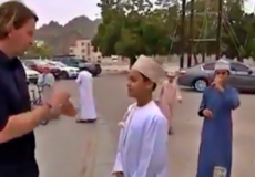 مراسل أجنبي يسأل طفل عن رأيه في المسيحية